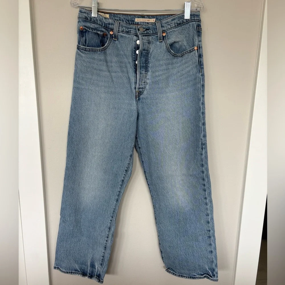 Levi's Classic Ribcage Straight Ankle Jeans in Light Blue Denim 161 - Picture 1 of 8